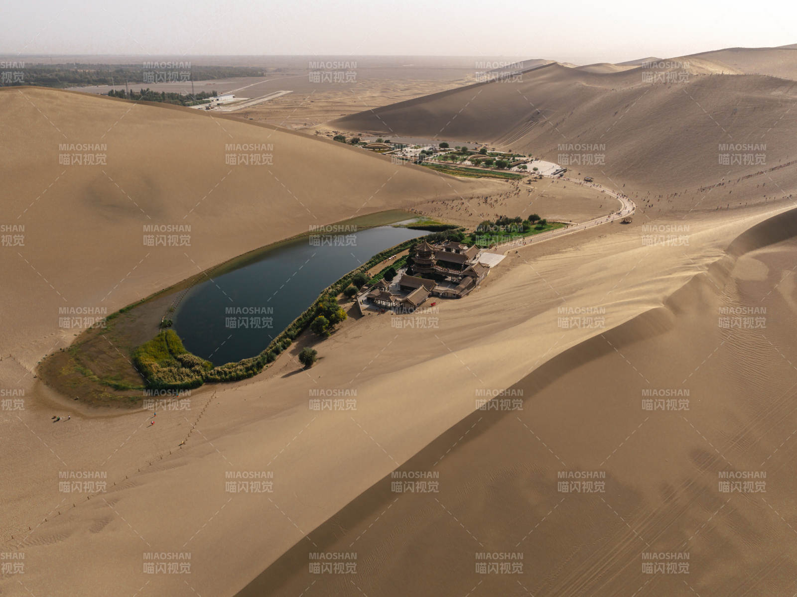 敦煌沙州鸣沙山月牙泉沙漠绿洲景点经典航拍