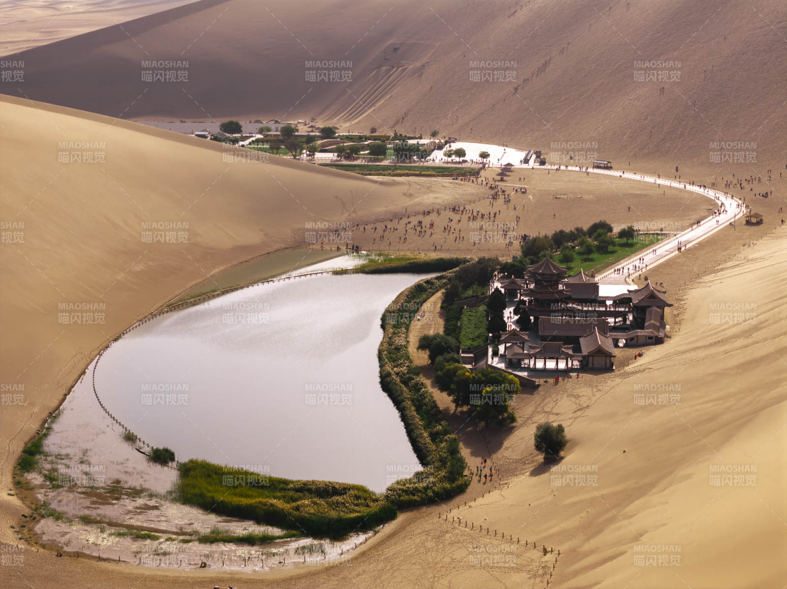 敦煌沙州鸣沙山月牙泉沙漠绿洲月泉阁航拍