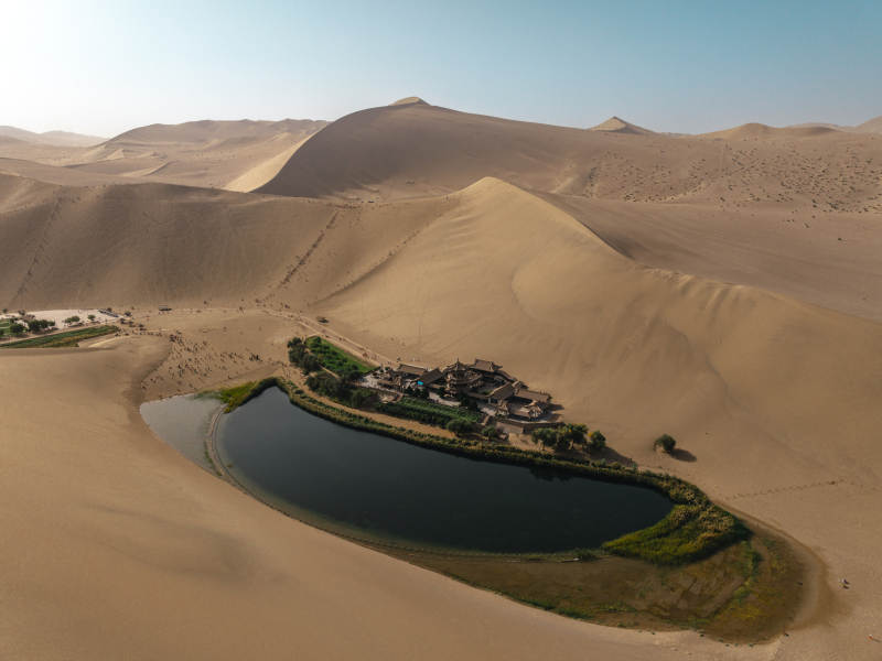 甘肃敦煌沙州鸣沙山月牙泉沙漠绿洲古建航拍