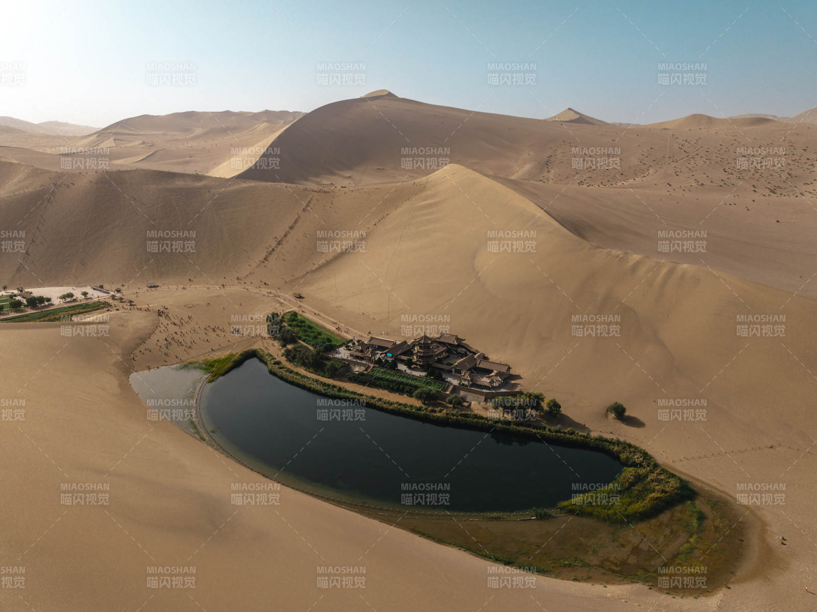 甘肃敦煌沙州鸣沙山月牙泉沙漠绿洲古建航拍