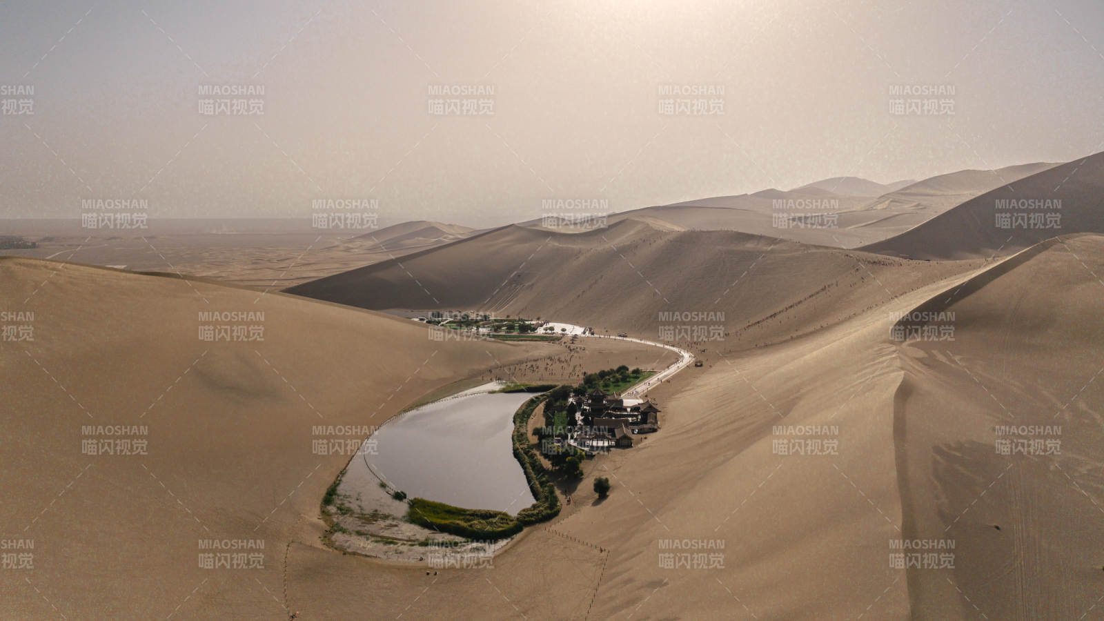 甘肃敦煌沙州鸣沙山月牙泉沙漠绿洲航拍全景