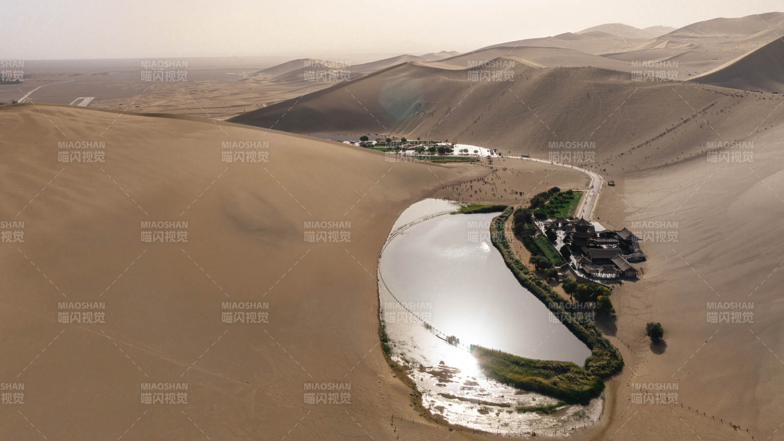 甘肃酒泉敦煌沙州鸣沙山月牙泉沙漠绿洲航拍