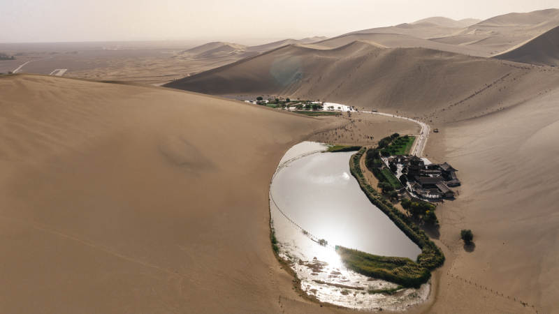 甘肃酒泉敦煌沙州鸣沙山月牙泉沙漠绿洲航拍