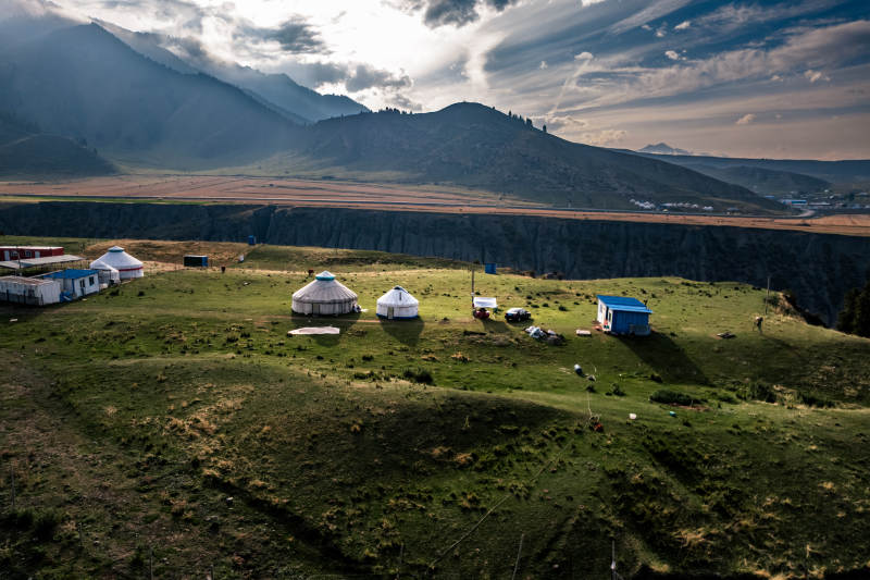 高原草原阳光照耀蒙古包帐篷壮阔山川全景