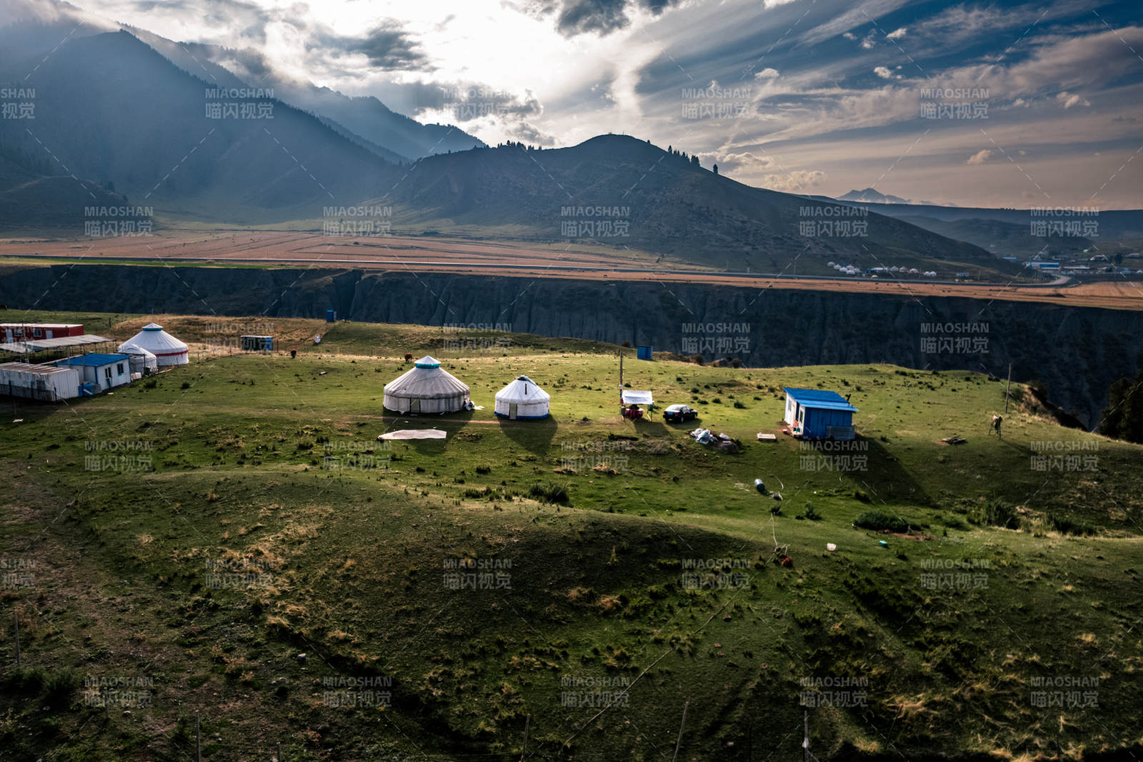 高原草原阳光照耀蒙古包帐篷壮阔山川全景