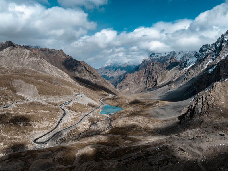 高原蓝湖与蜿蜒山路的壮阔独库公路自然风光