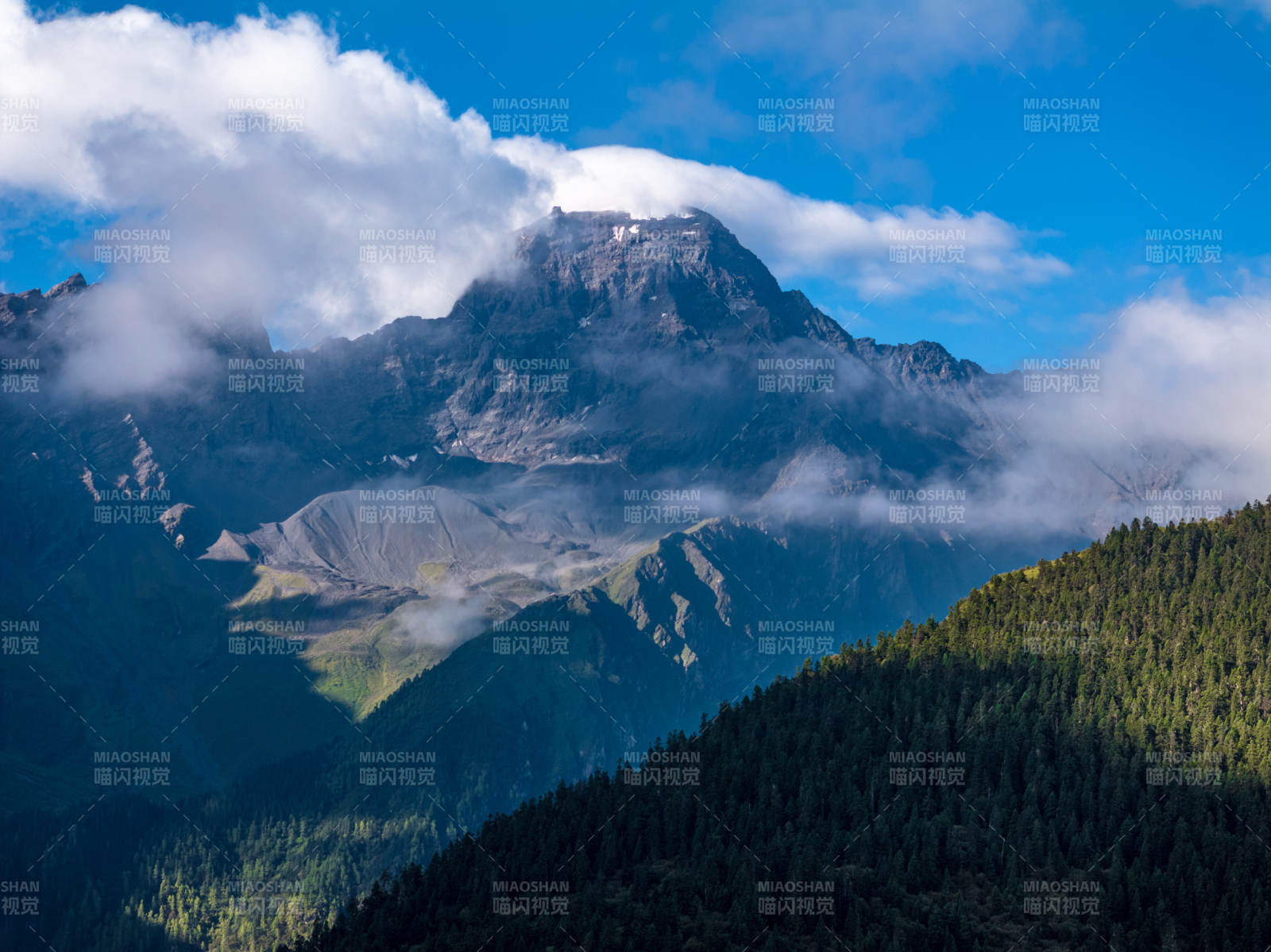 高原云海高耸壮丽山峰云雾缭绕雪山原始森林