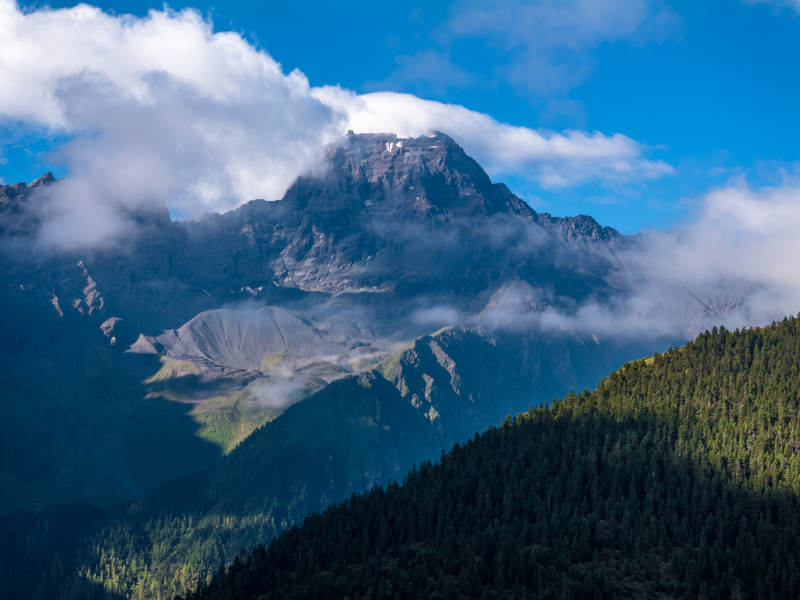 高原云海高耸壮丽山峰云雾缭绕雪山原始森林