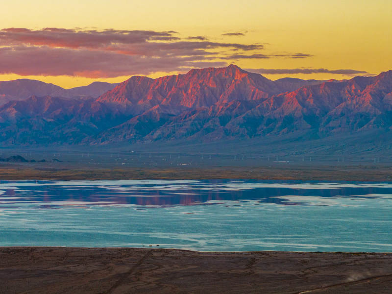 戈壁湖泊日落黃昏金色晚霞群山倒影柴旦湖