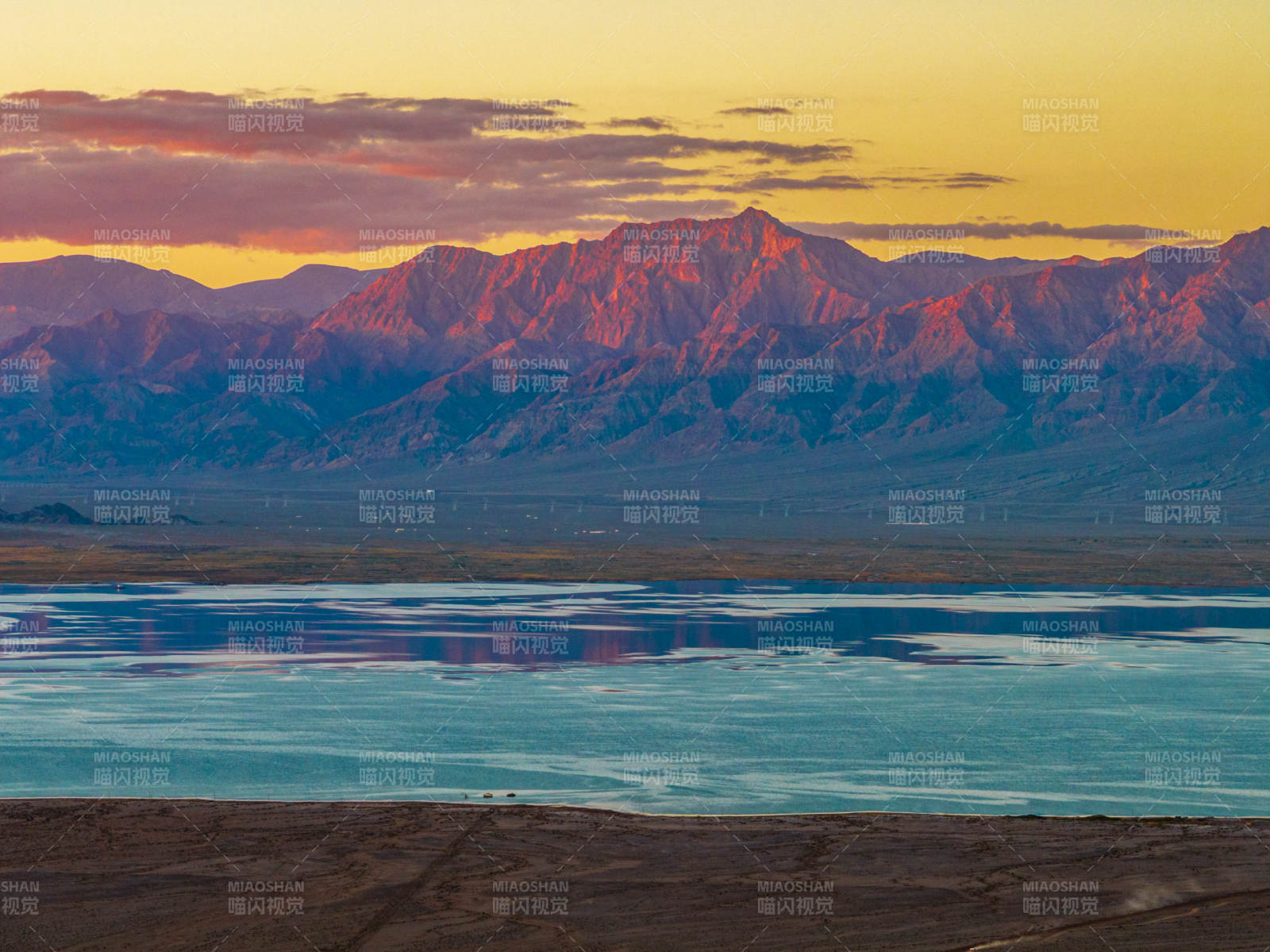 戈壁湖泊日落黄昏金色晚霞群山倒影柴旦湖