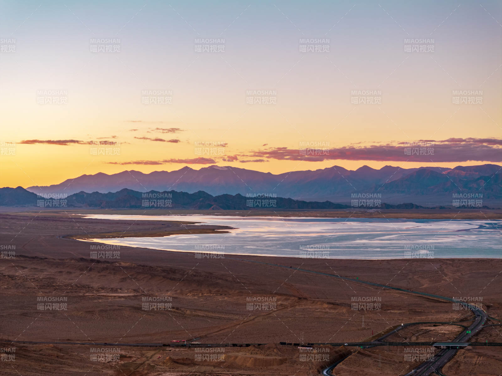 戈壁湖泊日落黄昏天空倒影小柴达木湖柴旦湖