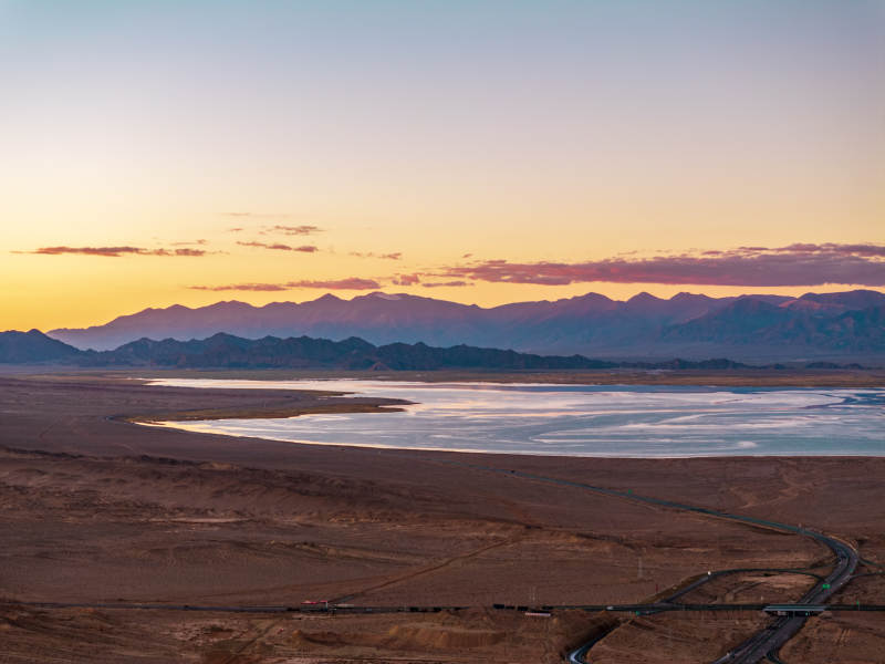 戈壁湖泊日落黄昏天空倒影小柴达木湖柴旦湖