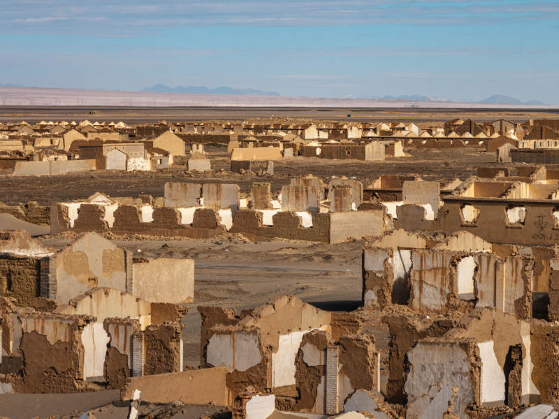 戈壁荒漠废弃土坯风化侵蚀岁月流逝石油小镇