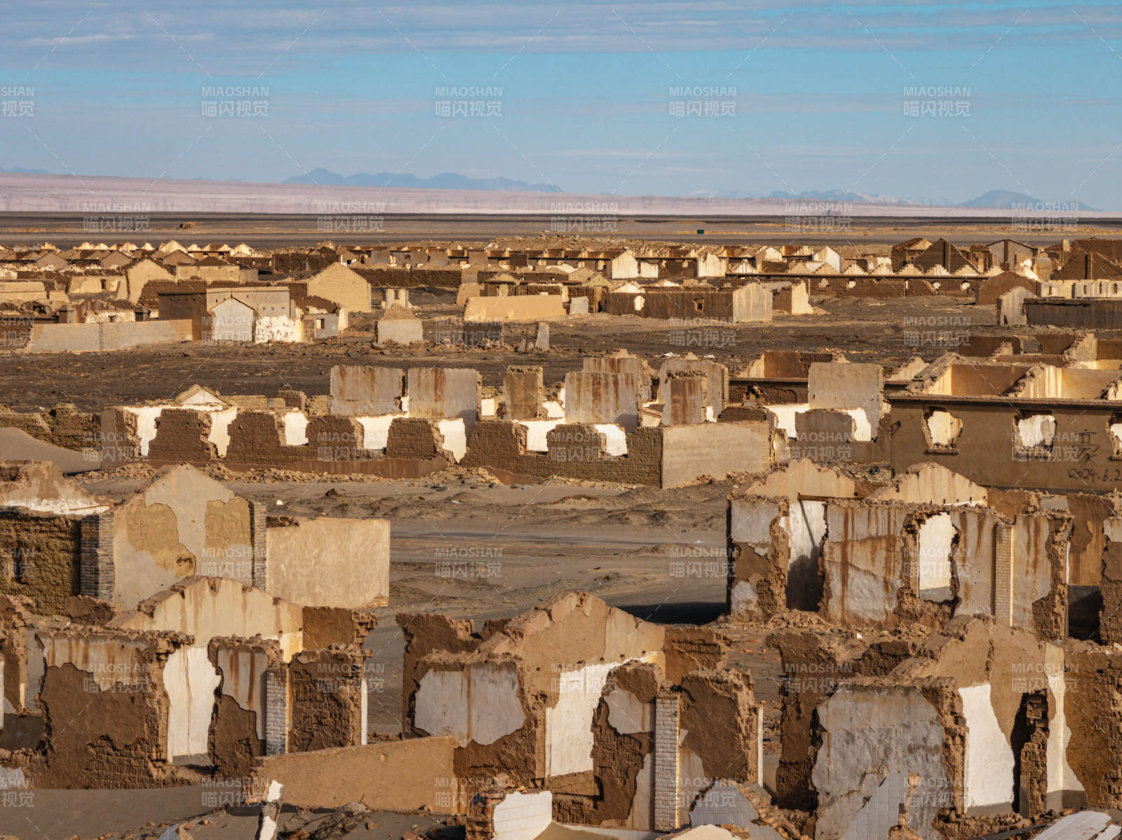 戈壁荒漠废弃土坯风化侵蚀岁月流逝石油小镇