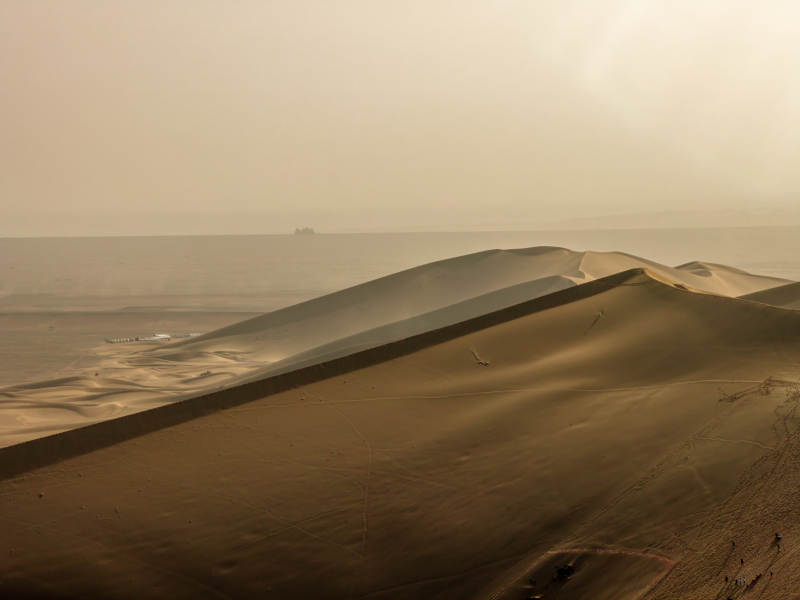 广阔的沙漠沙丘日出壮丽景观大自然线条感