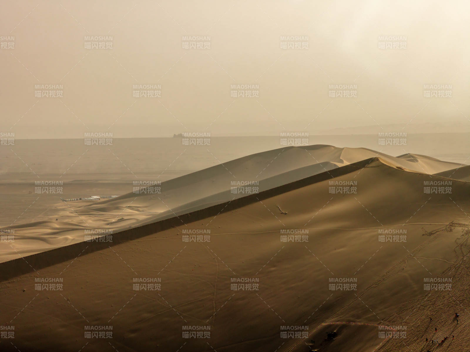 广阔的沙漠沙丘日出壮丽景观大自然线条感