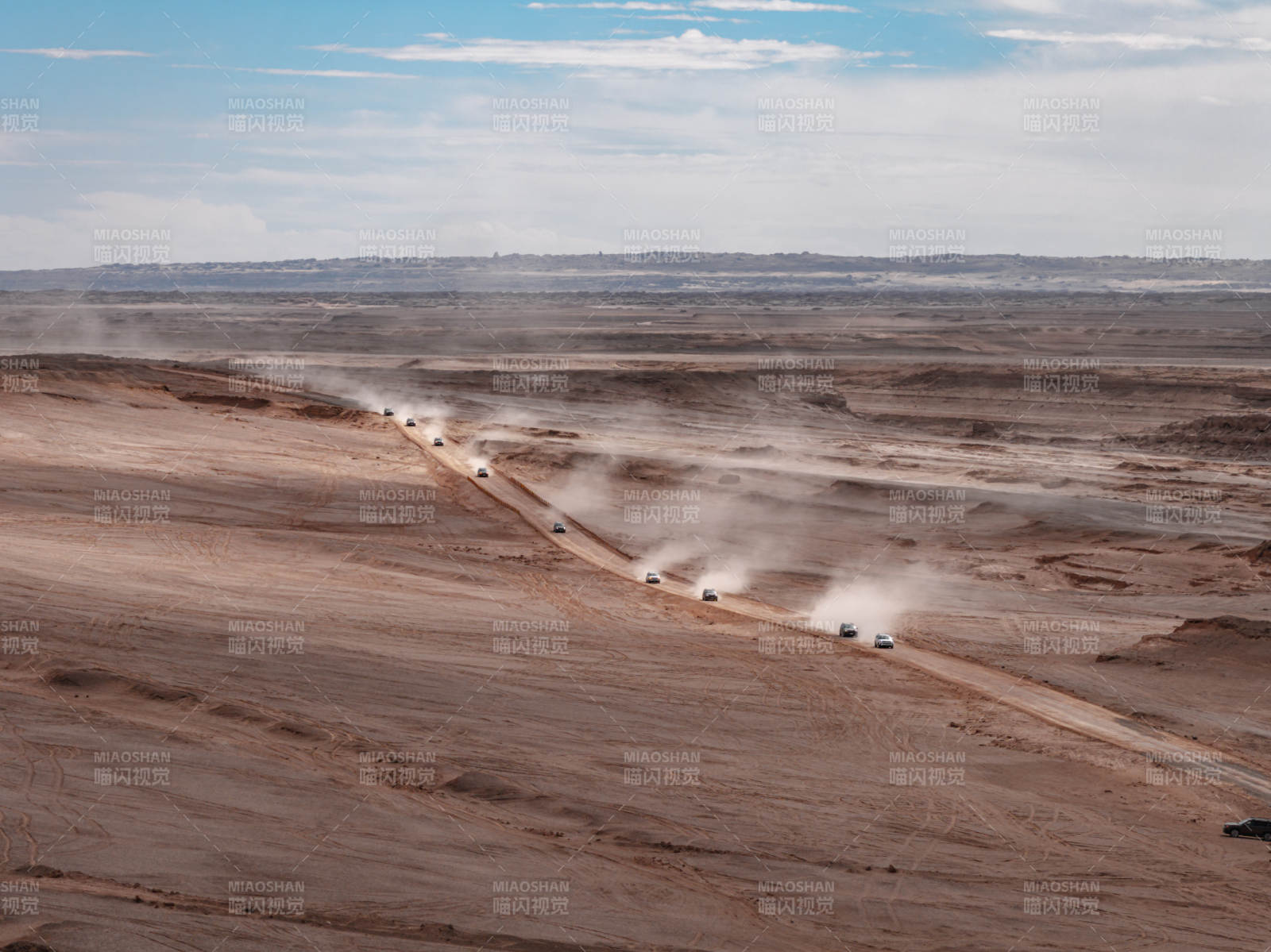广袤荒漠中车队在火星无人区疾驰沙尘飞扬
