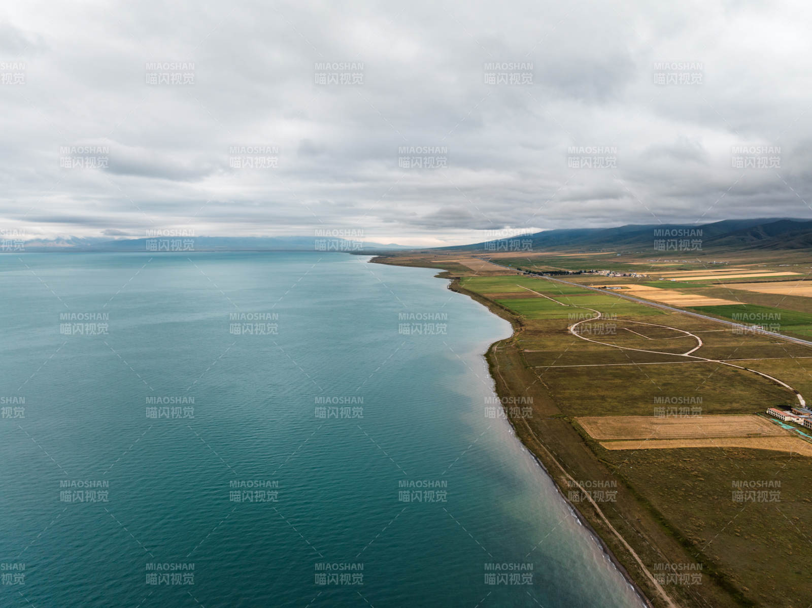海岸线与农田交错自然风光航拍山脉云层地理