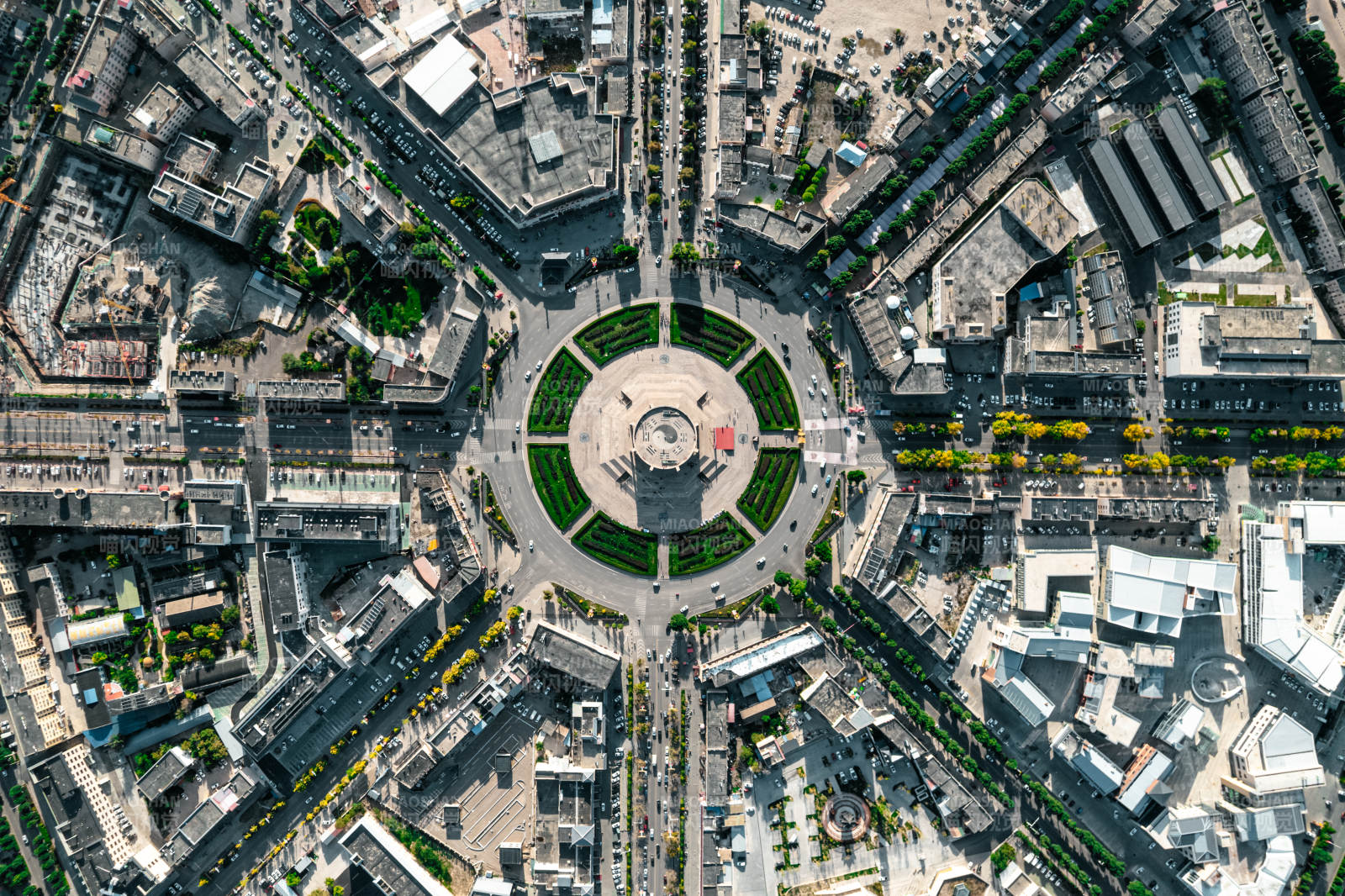 航拍新疆伊犁特克斯八卦城城市全景环岛航拍