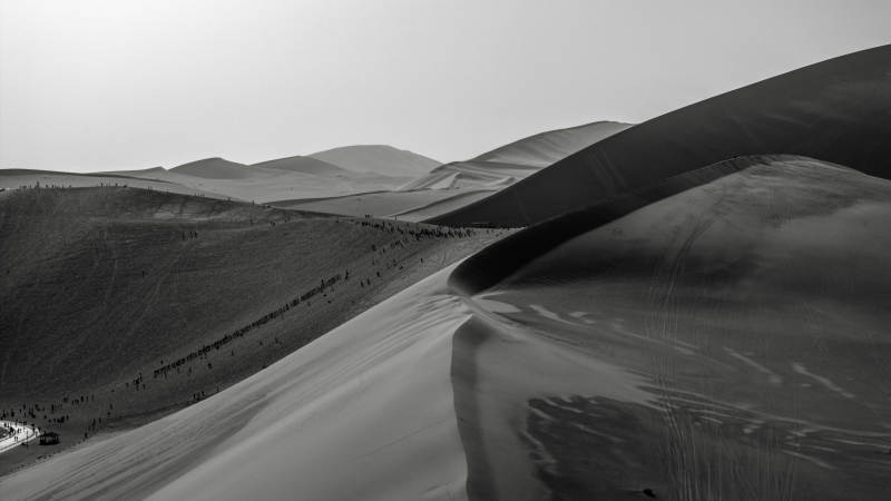 黑白光影质感沙漠沙丘广袤自然景观航拍
