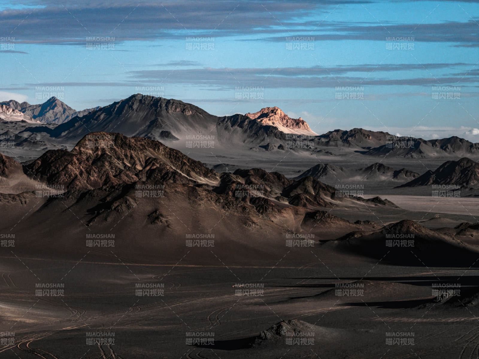 黑独山荒漠戈壁远山日落光影变幻自然奇观