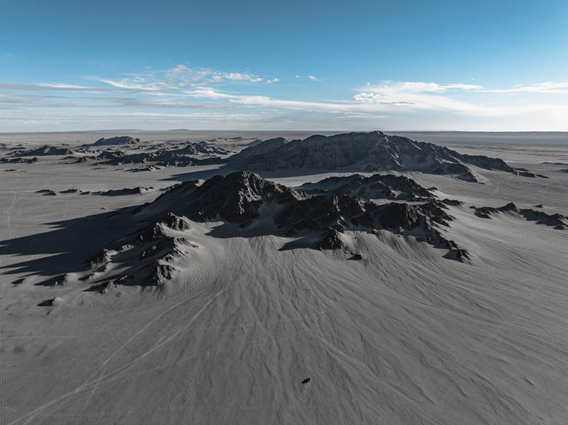 黑独山山脉孤耸沙漠中沙丘天际勾勒荒凉戈壁