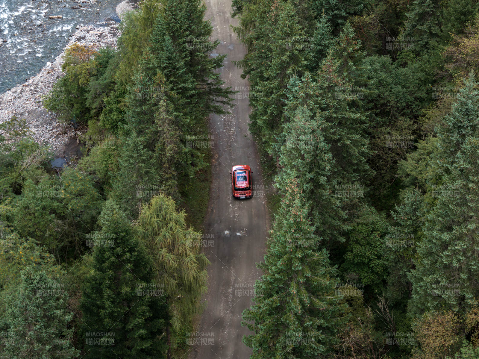 红色汽车在山林溪流边穿越原始森林越野自驾