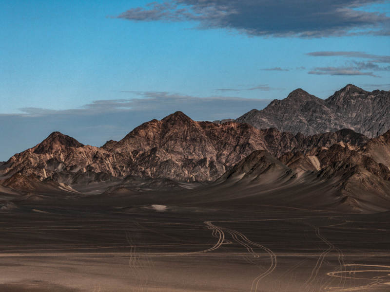 荒漠山脉蜿蜒车辙延伸自然风光凸显壮丽线条