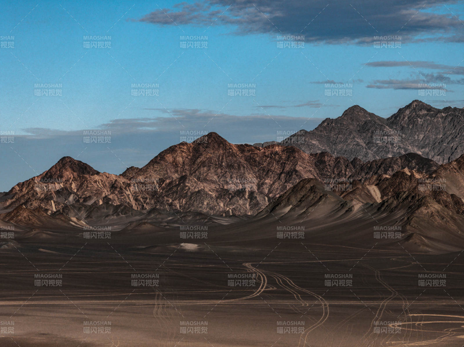 荒漠山脉蜿蜒车辙延伸自然风光凸显壮丽线条