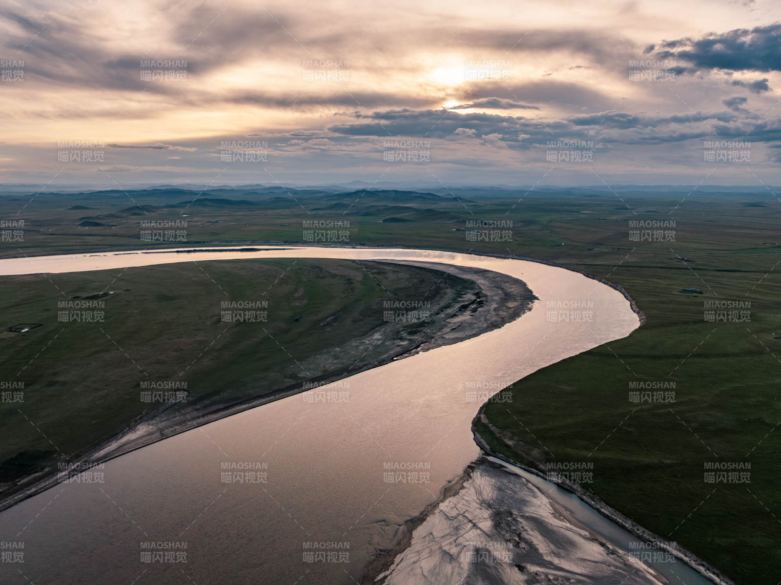 黄河九曲第一湾湿地草原日落蜿蜒河流航拍