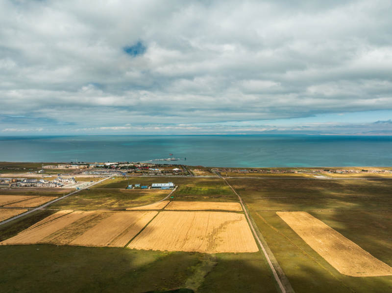 农田村落与青海湖航拍田地蓝色海洋白云景色