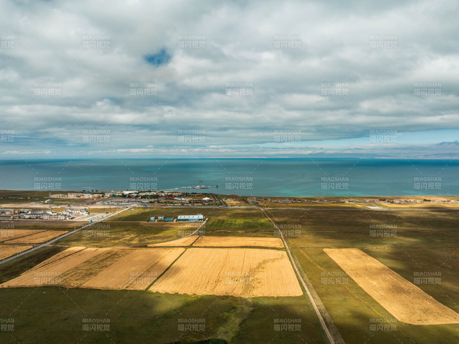 农田村落与青海湖航拍田地蓝色海洋白云景色