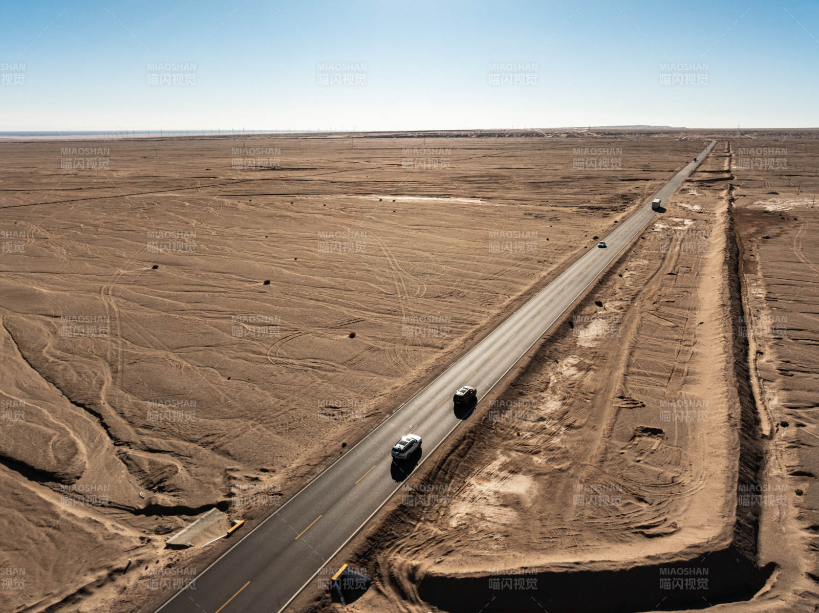 汽車行駛在西北戈壁荒漠筆直公路延伸遠方