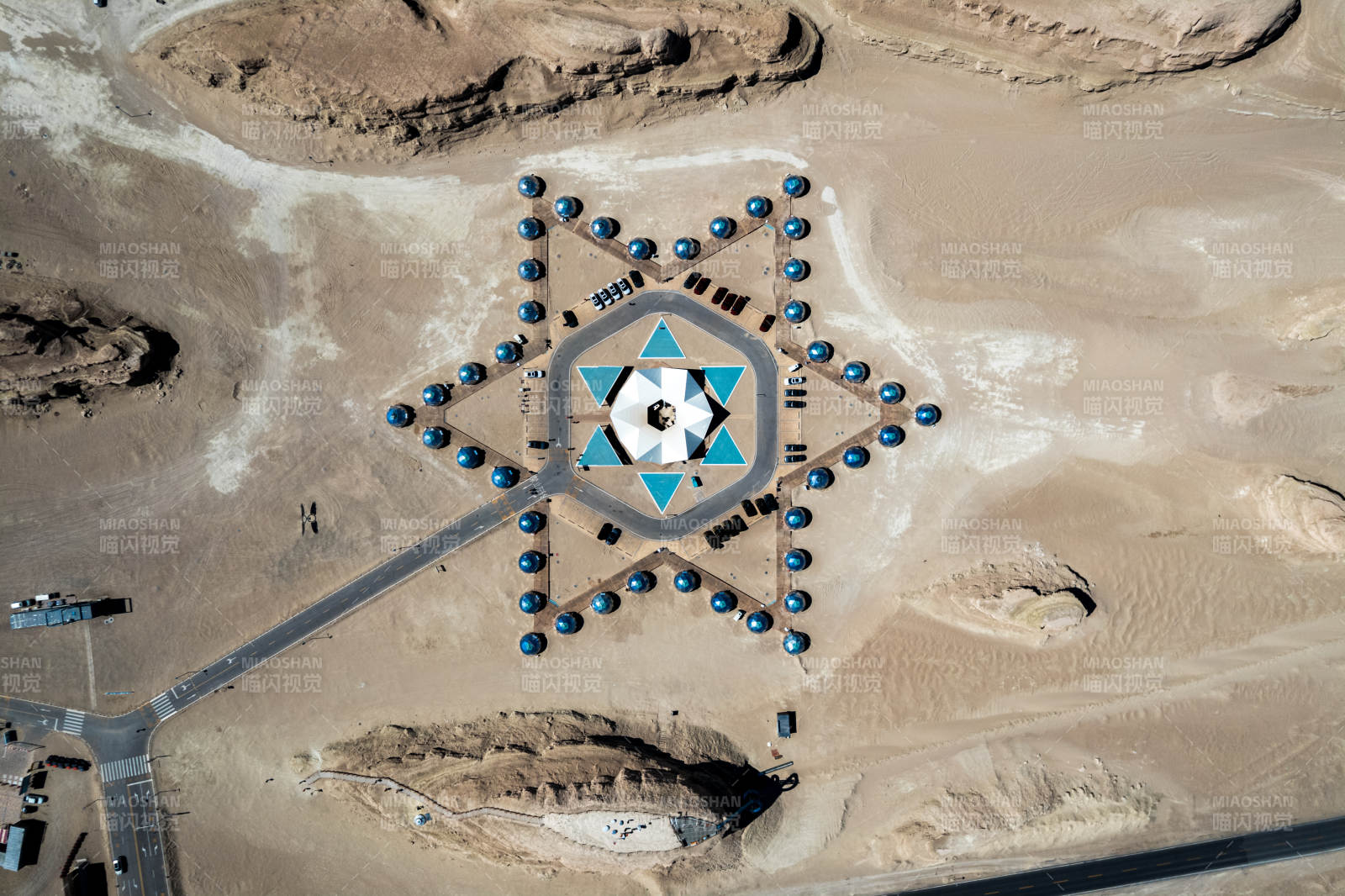 青海格尔木台吉乃尔小镇火星基地几何建筑