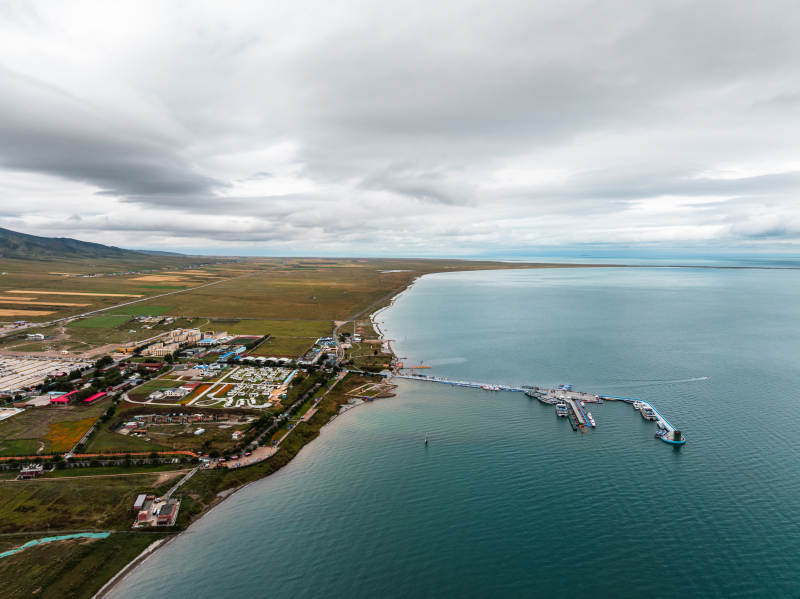 青海湖岸边码头城镇建筑航拍草原云层湖泊