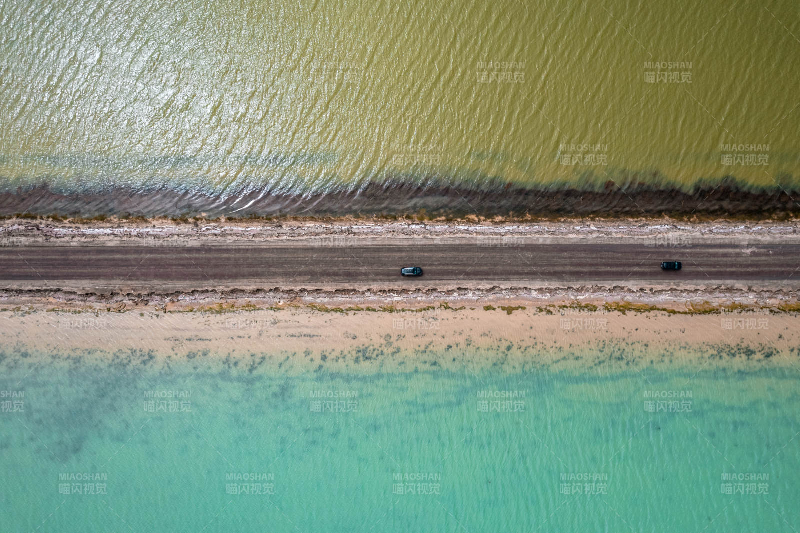 青海双色湖茫崖翡翠湖水上雅丹自驾公路俯拍