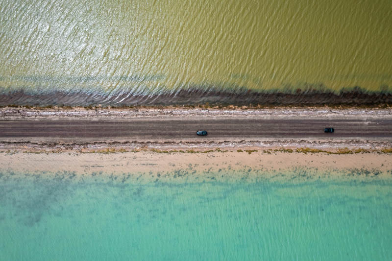青海双色湖茫崖翡翠湖水上雅丹自驾公路俯拍