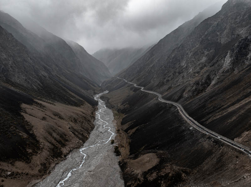 山谷公路与溪流相映成趣的独库公路自然人文