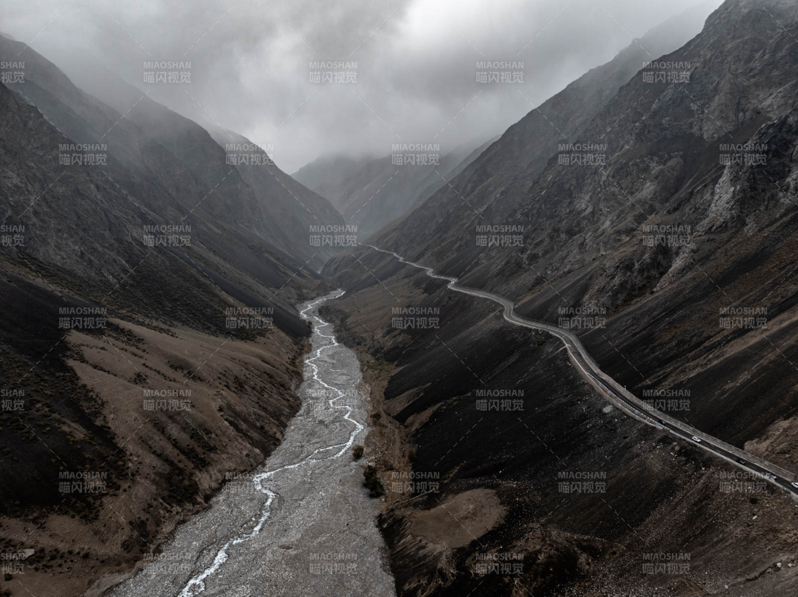 山谷公路与溪流相映成趣的独库公路自然人文