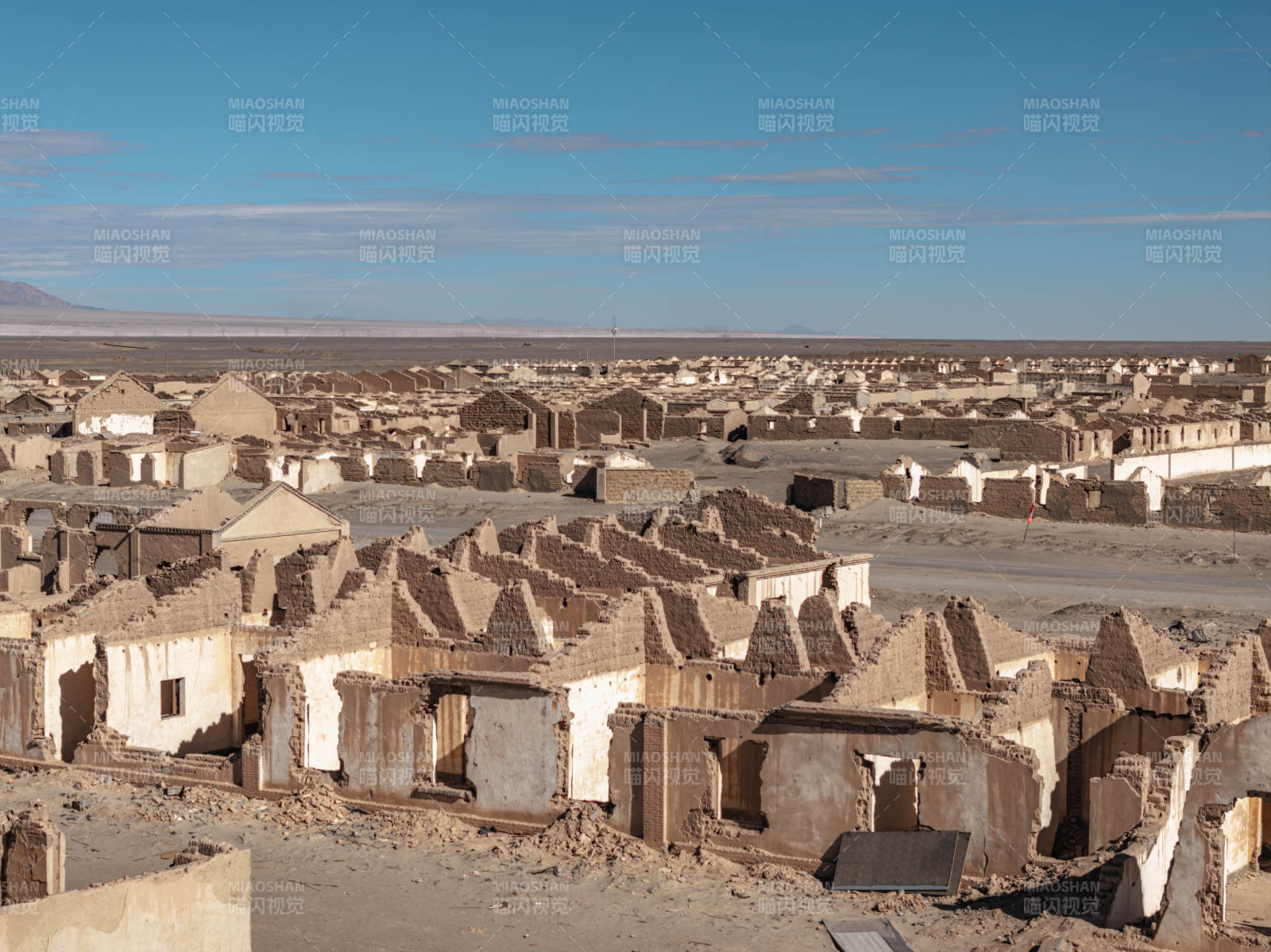 石油小镇荒漠废弃房屋残垣断壁展现沧桑变迁