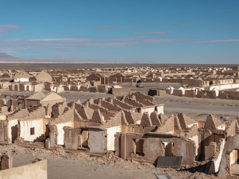 石油小镇荒漠废弃房屋残垣断壁展现沧桑变迁