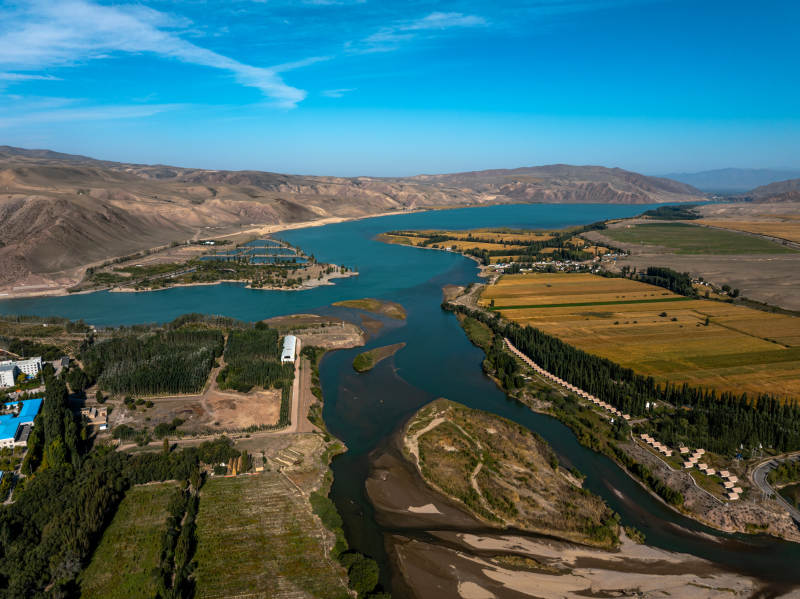 蜿蜒河流穿越新疆伊犁的绿洲与农田和谐自然