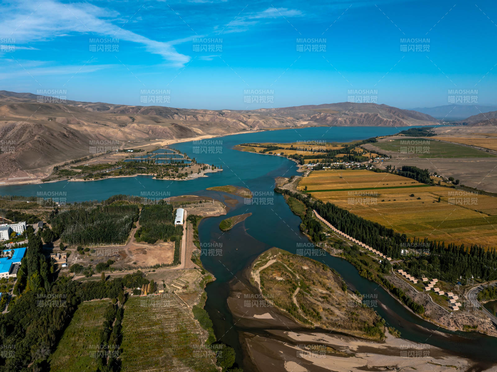 蜿蜒河流穿越新疆伊犁的绿洲与农田和谐自然