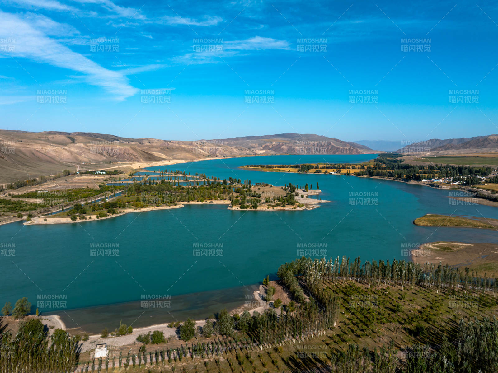 蜿蜒河流如丝带穿行伊犁绿洲农田间和谐美景