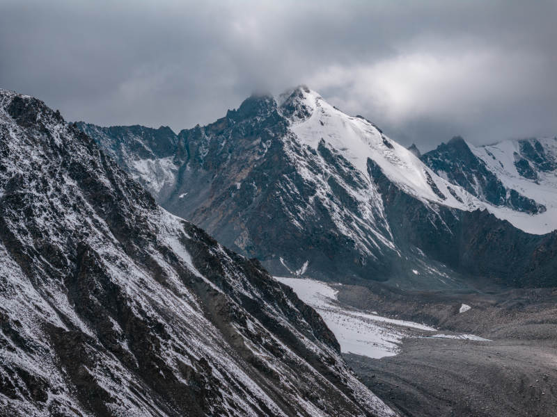 巍峨雪山冰川延绵云雾缭绕的壮丽自然奇观