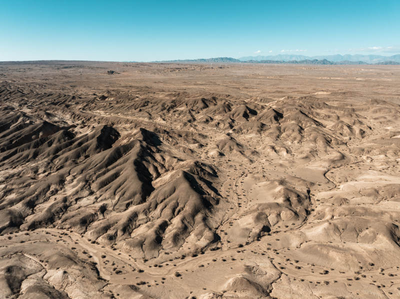 西北苍凉荒漠戈壁沙漠山脉干旱风蚀地貌航拍