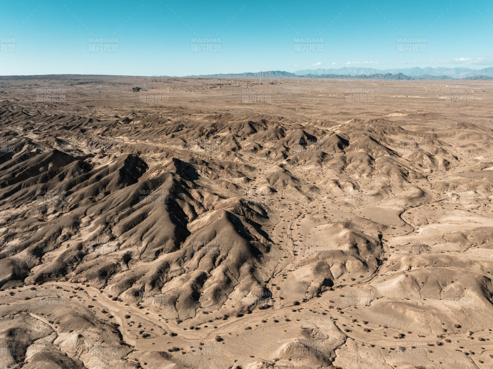 西北苍凉荒漠戈壁沙漠山脉干旱风蚀地貌航拍