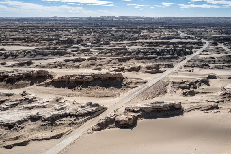 西北苍凉荒漠戈壁沙漠山脉干旱风蚀风沙公路