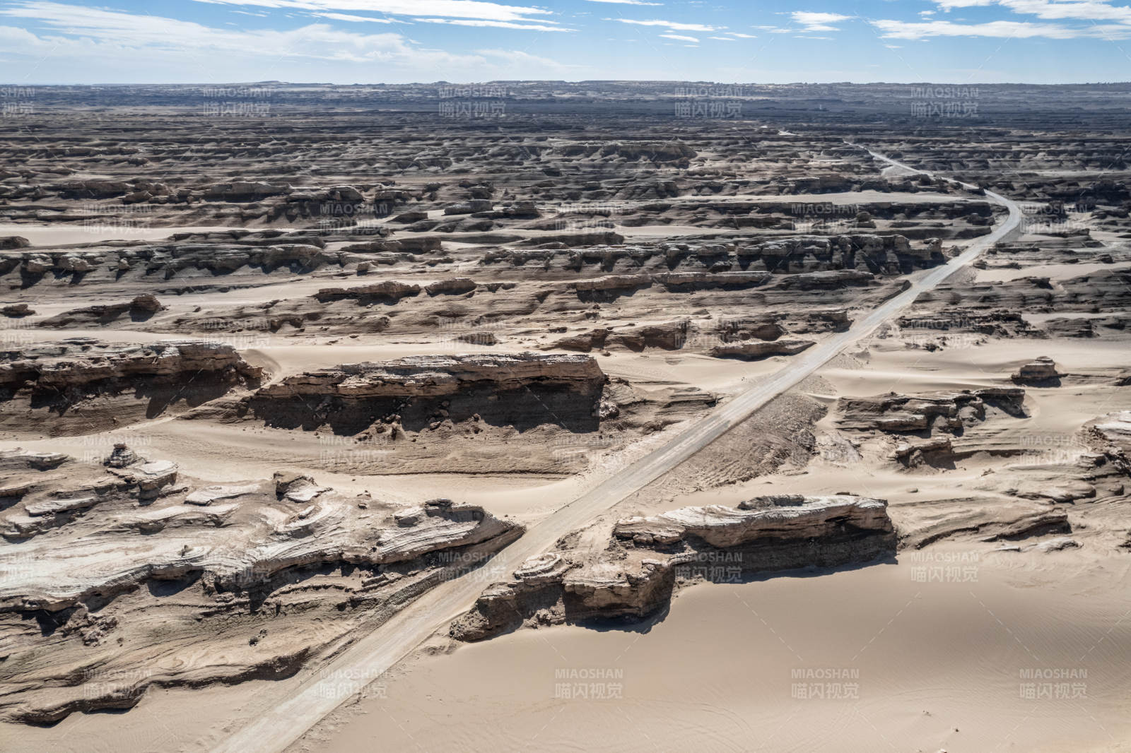 西北苍凉荒漠戈壁沙漠山脉干旱风蚀风沙公路