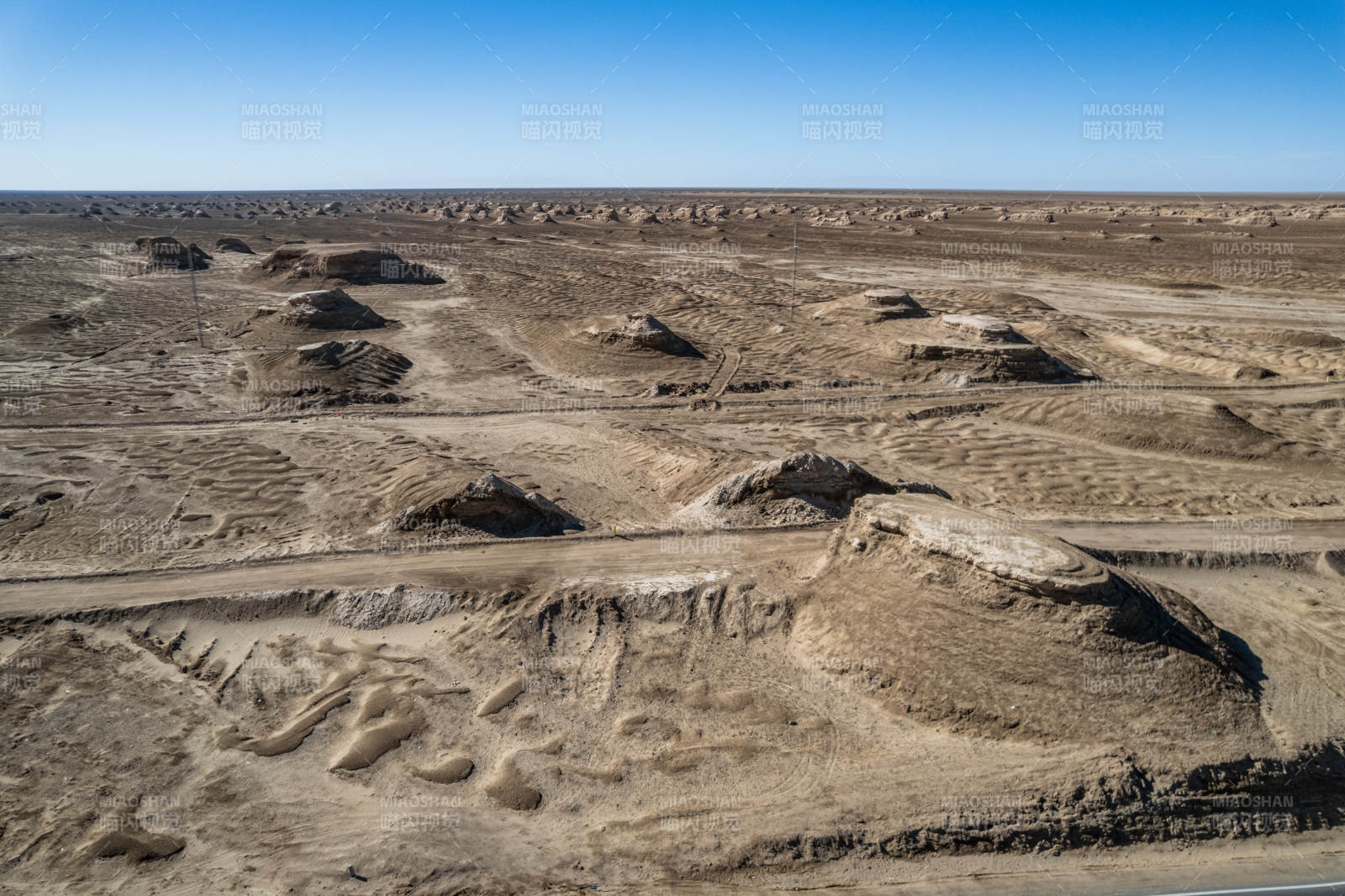 西北苍凉荒漠戈壁沙漠山脉干旱风蚀土坡丘陵